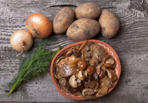 Salta mashrooms, potatis, lök, dill och spannmål i en skål på en ol — Stockfoto