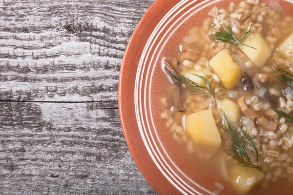 Suppe mit Körnern, Champignons, Kartoffeln und Dill in einer Schüssel auf altem — Stockfoto