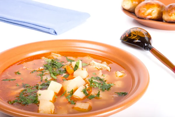 Prato de sopa vegetal, uma colher de madeira e bolos em um bac leve — Fotografia de Stock