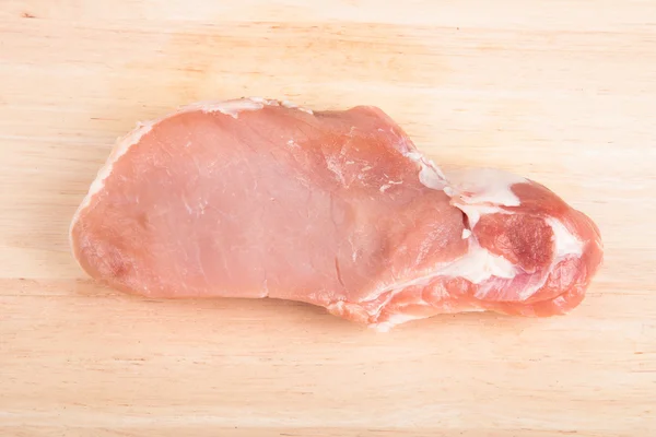 Bit av färskt kött på en planka — Stockfoto