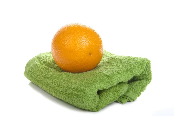Orange a ručník izolovaných na bílém pozadí — Stock fotografie