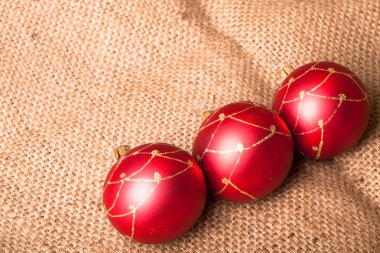 ehlileştirmek üzerinde üç kırmızı yılbaşı ağacı topu