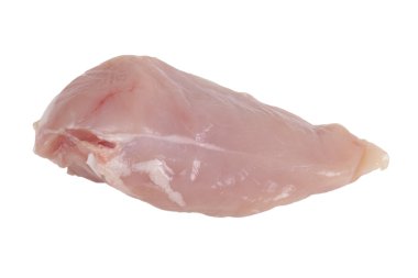 Beyaz arka planda derisi olmayan tavuk göğsü.