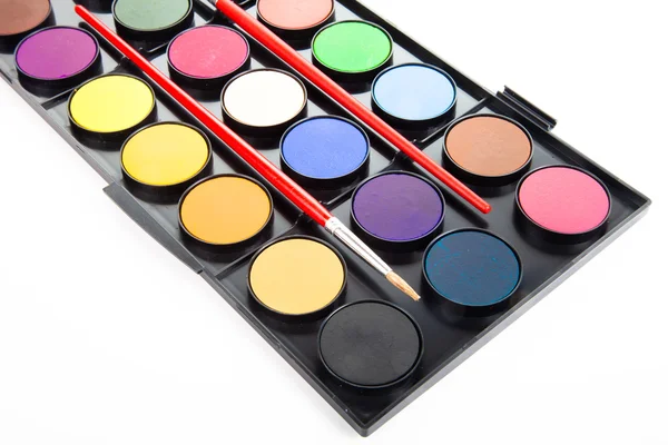 Acuarelas coloridas pinturas en paleta con cepillos aislados en —  Fotos de Stock