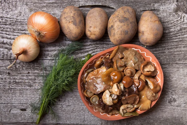 Casas de banho salgadas, batata, cebola, endro e grão em uma tigela em um ol — Fotografia de Stock