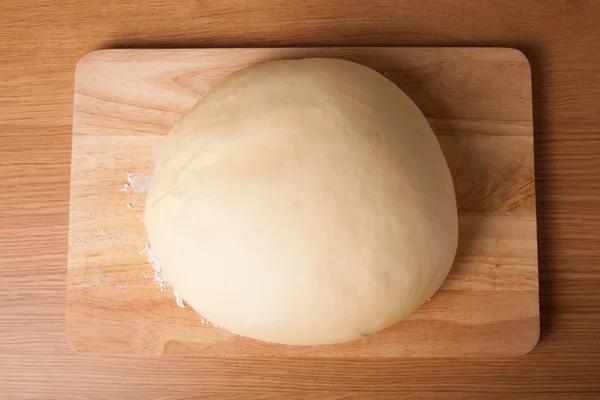 Dough on a board with flour. — Stock Photo, Image