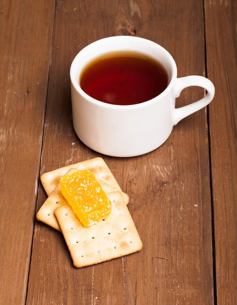 Cup of tea on an old wooden table. small depth of field — Stock Photo, Image