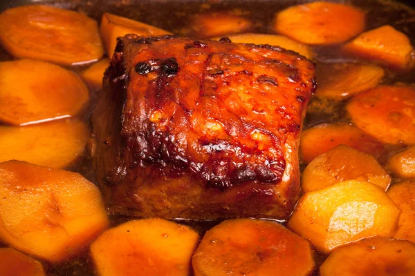 Pezzo di maiale e patate in padella per arrostire — Foto Stock