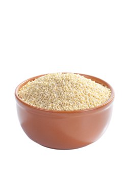 plato de mijo aislado sobre fondo blanco