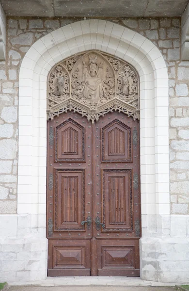 Old wooden door with ornaments in a knight's castle. with snowin — Stock Photo, Image