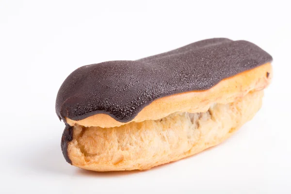 Pastel de eclair con chocolate sobre un fondo claro. con rocío — Foto de Stock