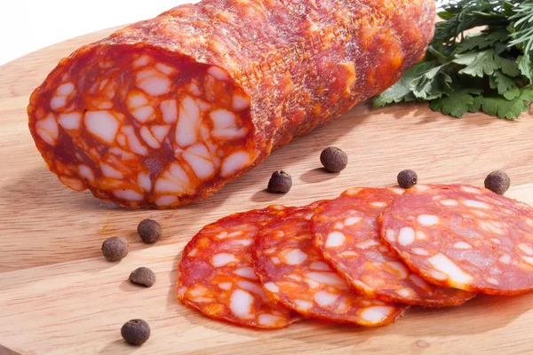 Salsicha Chorizo com ervas e pimenta no tabuleiro — Fotografia de Stock