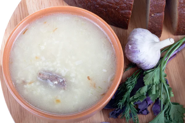 Soupe kulesh de grains de mil et de la viande avec du pain, de l'ail et son — Photo