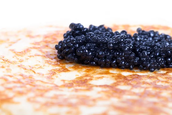 Du caviar noir sur une crêpe. Profondeur de champ faible — Photo