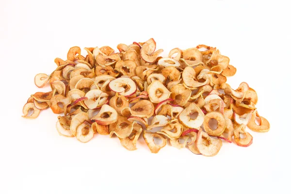 Beyaz bir arka plan üzerinde dağınık kurutulmuş elma.