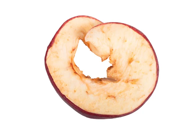 Una fetta di mela essiccata isolata su fondo bianco. Poco profondo d — Foto Stock