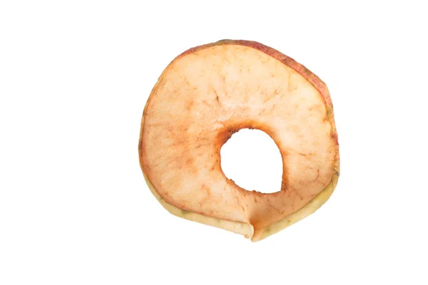 Una fetta di mela essiccata isolata su fondo bianco. Poco profondo d — Foto Stock