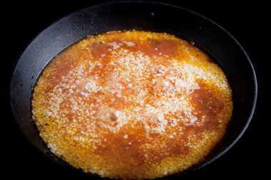 siyah arka plan üzerine izole kazan pilav