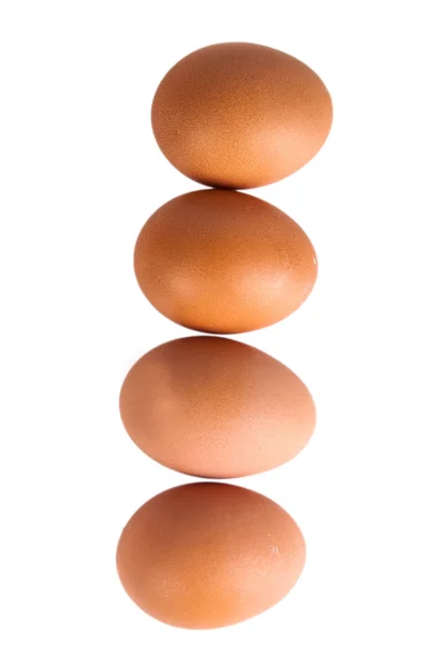 Τέσσερα αυγά που απομονώνονται σε λευκό φόντο. Ρηχό βάθος πεδίου — Φωτογραφία Αρχείου
