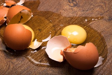 Break yumurta ahşap zemin üzerinde