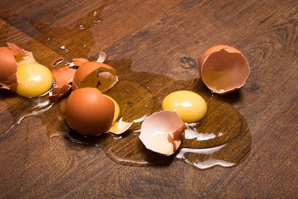 Break eggs on the wooden floor — Stock Photo, Image