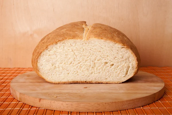 Pagnotta di pane sdraiato su una tavola di legno — Foto Stock