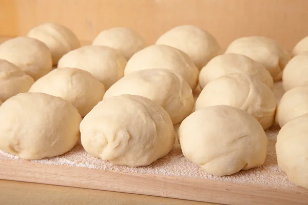 Små bollar av degen med mjöl för pizza eller kakor och scones. s — Stockfoto