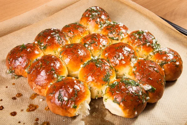 dereotu ve taze pişmiş rulo bulaşmış sarımsak tereyağı