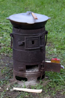 bir Melon ile açık dökme demir soba