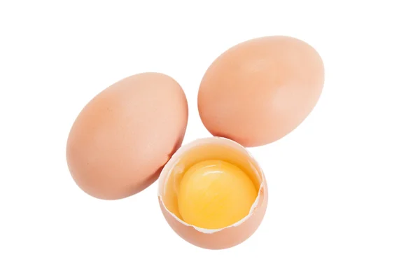 2 정수 및 흰색 배경에 고립의 깨진된 달걀 한 개 — 스톡 사진