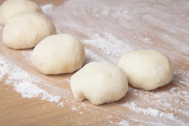 pizza ya da pasta ve çörekler için un ile hamur küçük toplar. s