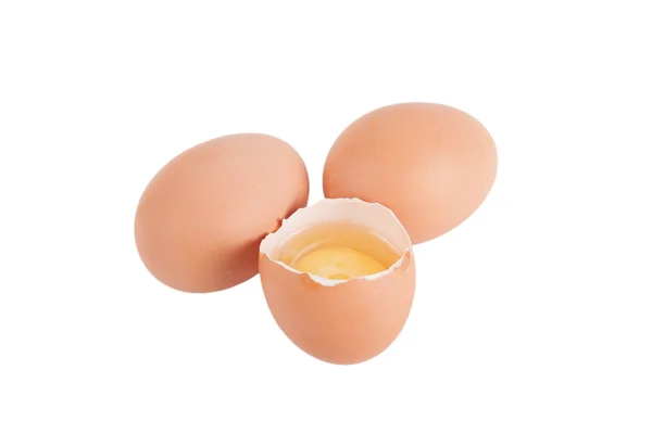 Два целое и одно разбитое яйцо изолированы на белом фоне — стоковое фото