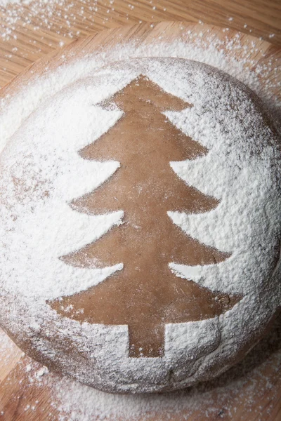 Kerstboom getekend met meel op het deeg — Stockfoto