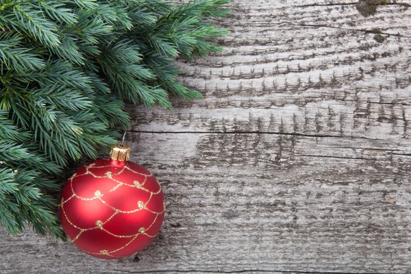 लाकडी पार्श्वभूमीवर ख्रिसमस सजावट — स्टॉक फोटो, इमेज