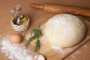 oyun tahtası un ile hamur. zeytinyağı, yumurta, oklava, garli