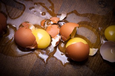 Break yumurta ahşap zemin üzerinde