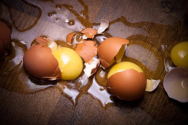 Break yumurta ahşap zemin üzerinde