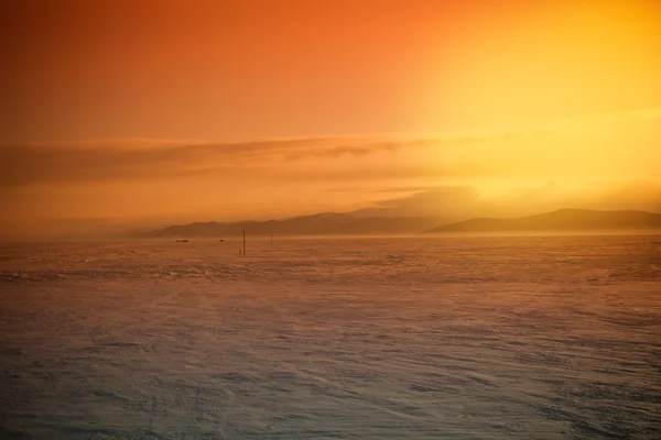 Salida del sol naranja en el lago Baikal en invierno — Foto de Stock