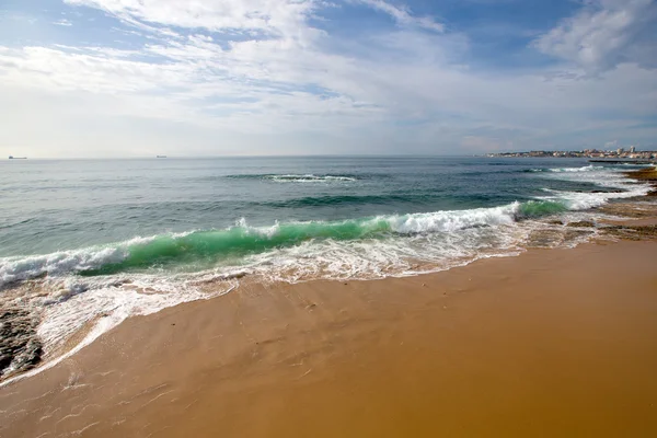 Océano perturbado en el paseo marítimo. Estoril. Portugal — Foto de Stock