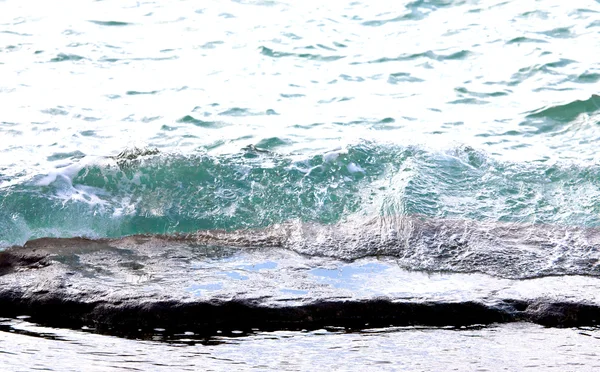 Welle schlägt gegen Stein. Atlantischer Ozean. — Stockfoto