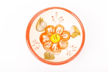 Küçük beyaz bir backgrou üzerinde geleneksel Portekiz seramik kâse