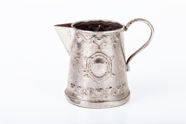 Beyaz bir backg üzerinde pas lekeleri ile kapak olmadan eski cezve