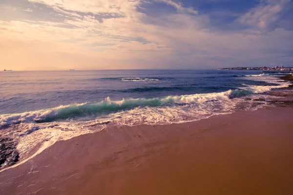 Perturbé l'océan sur le front de mer. Estoril. Portugal — Photo