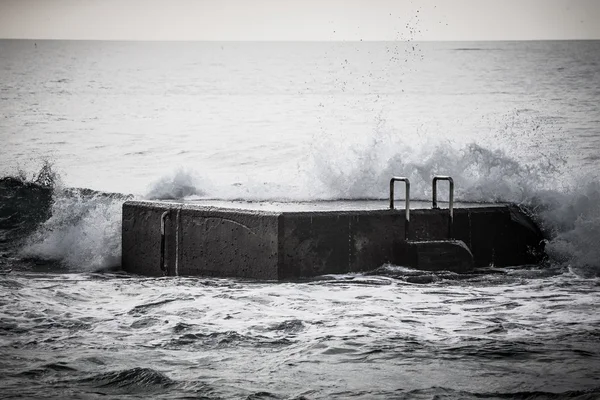 Surf en el muelle. Océano Atlántico — Foto de Stock