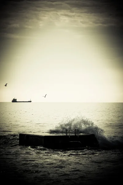 Szumie fal na Pier.tinted — Zdjęcie stockowe