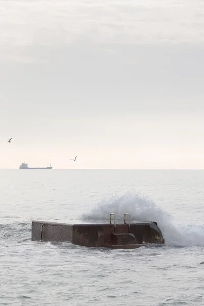 浪花在码头上 — 图库照片