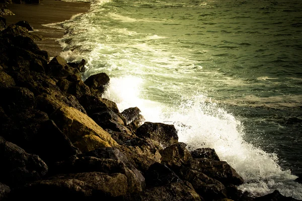 Oleaje oceánico en la costa. teñido —  Fotos de Stock