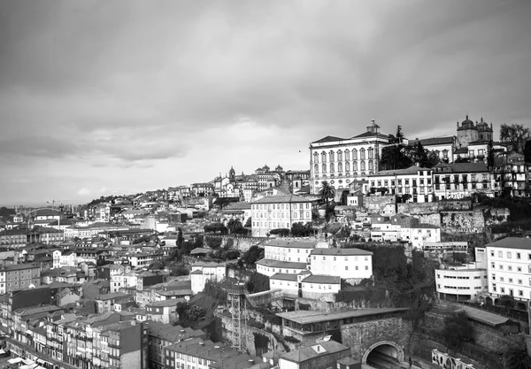 Vista da cidade da ponte ferroviária. Porto, Portugal. Preto e wh — Fotografia de Stock