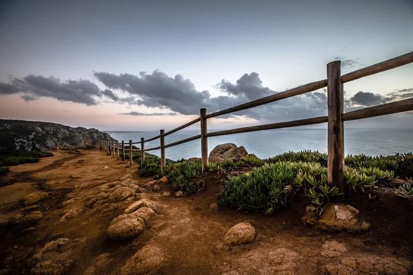 Деревянный забор на мысе Рока (Cabo da roca ) — стоковое фото