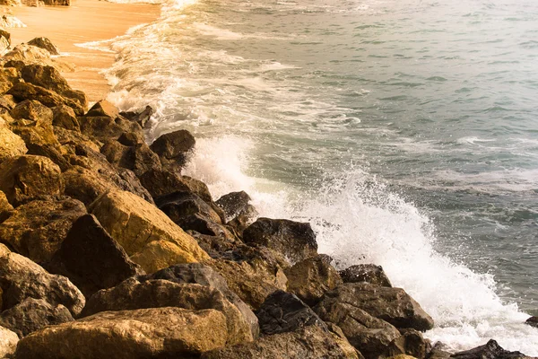 Puesta de sol océano surf en la costa . — Foto de Stock